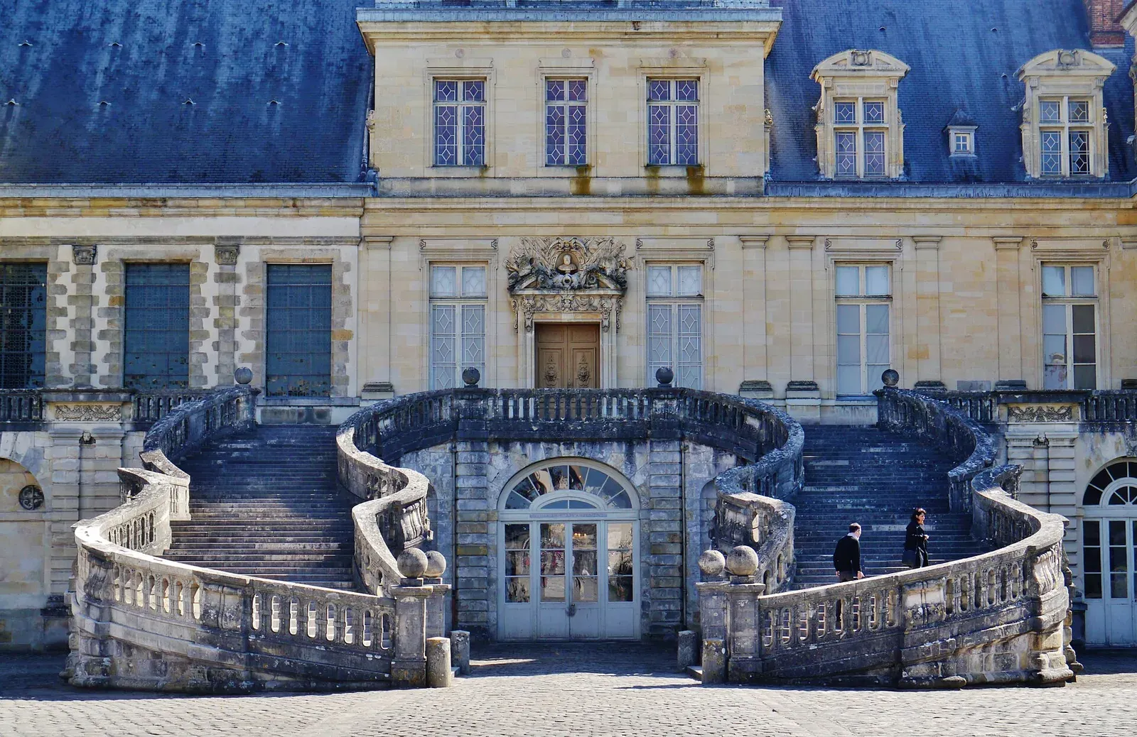Château and formal garden scenery near Paris